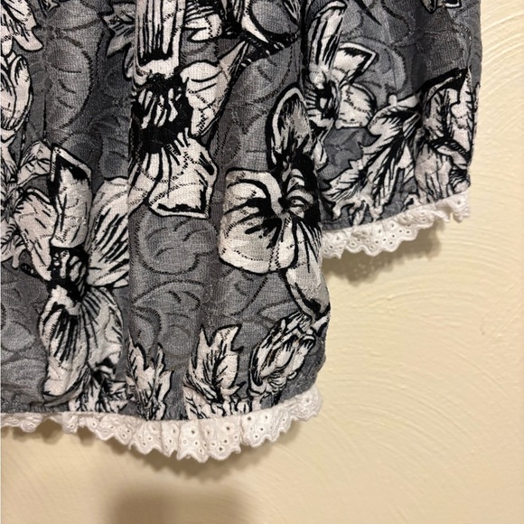 Chic Floral Black and White Blouse - Picture 7 of 8